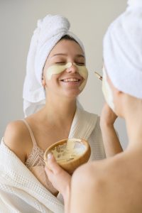 Aplicación del exfoliante facial con aceite de oliva en la piel