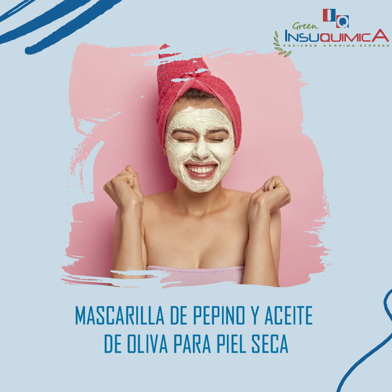 Mujer sonriendo con una mascarilla de pepino y aceite de oliva aplicada en el rostro